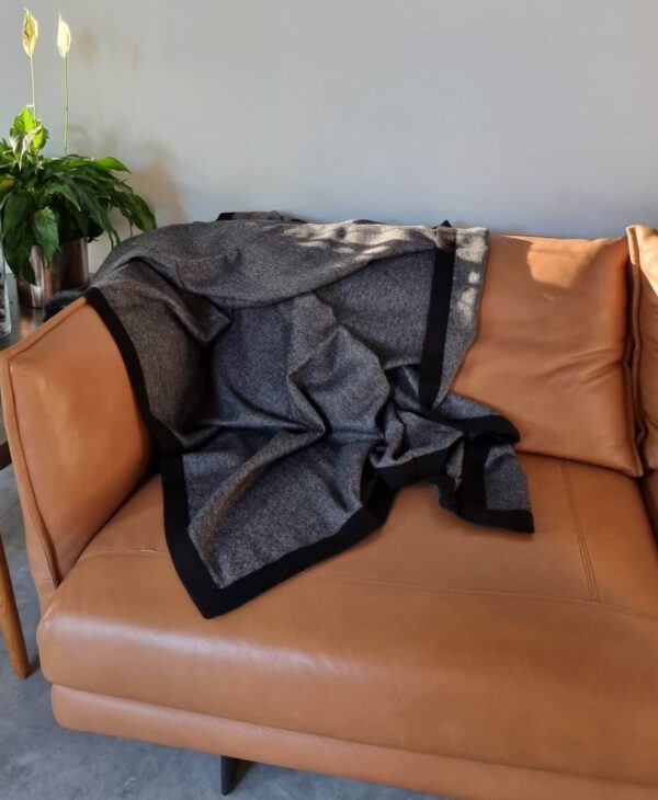 Tuwi Roca Throw Black - Image 4