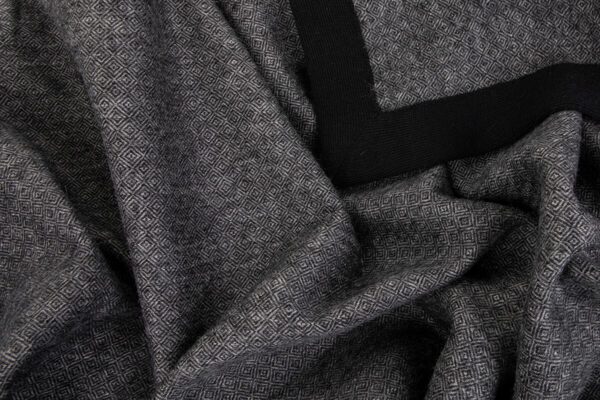 Tuwi Roca Throw Black - Image 5